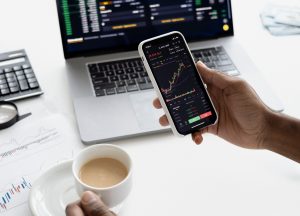 Laptop und Handy mit Börsenkursen