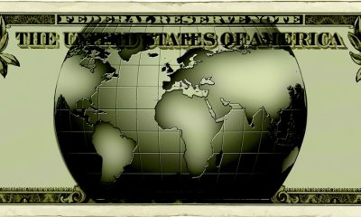 Ein Dollarschein mit einer Weltkugel abgebildet.