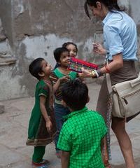 Indische Kinder bei der Nutzung eines Smartphones