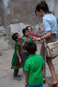 Indische Kinder bei der Nutzung eines Smartphones
