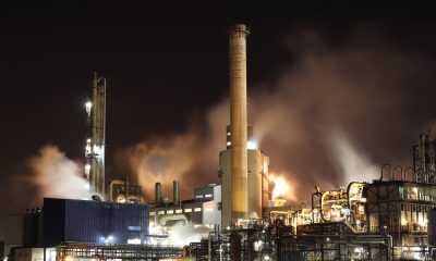 Eine Fabrik bei Nacht