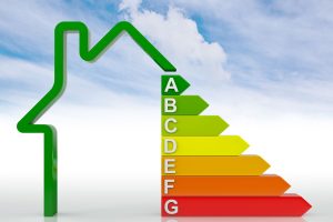 Grafik mit Energieeffizienzklassen und Hausumriss (Foto: freepik, kutsallenger) - Haus sanieren 2023: Energieeffizienz mäßig – Sanierungen eingebrochen