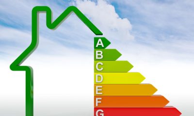 Grafik mit Energieeffizienzklassen und Hausumriss (Foto: freepik, kutsallenger)