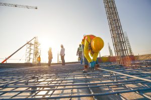 Bauarbeiter arbeiten auf Baustelle - In den USA ist der Arbeitsmarkt robust