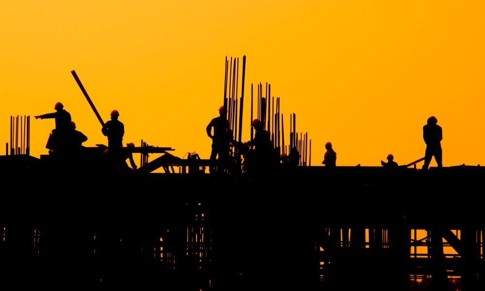 Schattenriss von Bauarbeitern auf einer der Baustelle eines Gebäudes (Foto: freepik, rawpixel.com)