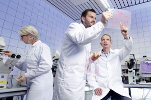 Bayer-Forscher untersuchen Tumorgewebe (Foto: Bayer AG/Peter K. Ginter) - Bayer Quartalszahlen: Aktie im Tief – kommt 2024 der Neustart? Prognose und Übersicht