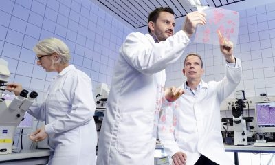 Bayer-Forscher untersuchen Tumorgewebe - Bayer Quartalszahlen Aktie Prognose (Foto: Bayer AG/Peter K. Ginter)