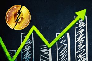 Bitcoin-Münze mit Chart-Pfeil und Balken (Foto: Freepik, creativaimages) - Bitcoin: Kaufen nach 30-Prozent-Crash! Prognose Update