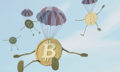 Bitcoin-Münzen an Fallschirmen - Bitcoin Kurs Prognose Update (Foto: freepik)