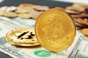 Bitcoin-Münze auf Dollarscheinen - die Kryptowährung ist stabiler als Aktien und Währungen