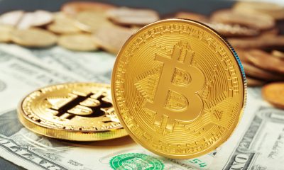 Bitcoin-Münze auf Dollarscheinen