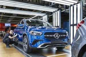 Blauer Mercedes-Pkw im Mercedes-Benz Werk Rastatt (Foto: Mercedes-Benz AG) - Mercedes Quartalszahlen: brutaler E-Markt hilft der Verbrenner? Überblick und Prognose