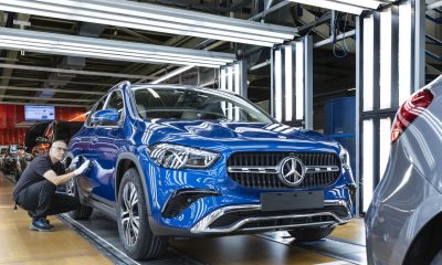 Blauer Mercedes-Pkw im Mercedes-Benz Werk Rastatt - Mercedes Quartalszahlen Prognose (Foto: Mercedes-Benz AG)