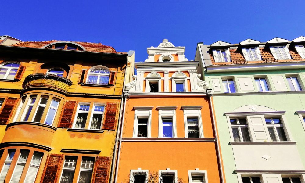 Bunte Hausfassaden in einer Stadt - Wohnungsnot Deutschland Mieten (Foto: freepik, wirestock)