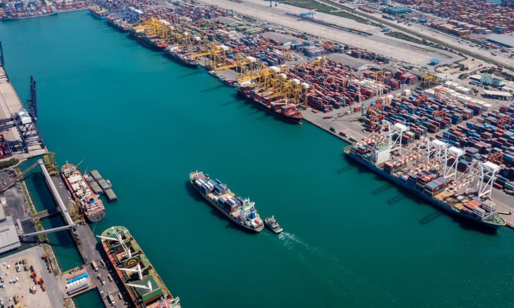 Luftbild eines großen Containerhafens (Foto: freepik, shutterdin)