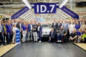 Produktionsstart in Emden: Beschäftigte und Gäste mit dem ID.7 (Foto: Volkswagen AG) - VW ID.7: Produktionsstart in Emden – Schub für Elektro-Strategie von Volkswagen?