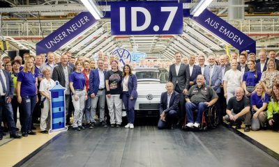 Produktionsstart in Emden: Beschäftigte und Gäste mit dem ID.7 (Foto: Volkswagen AG)