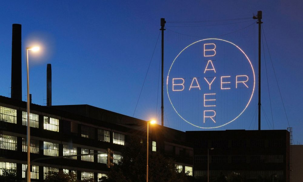 Das Bayer-Kreuz in Leverkusen (Foto: Bayer AG) - Bayer Hauptversammlung 2024: Maxi-Probleme und Mini-Dividende – Härtetest für Aktionäre