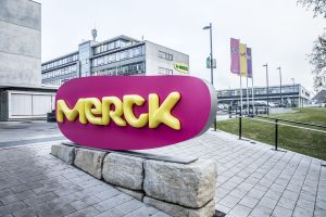 Das Merck-Logo vor dem Firmengelände in Darmstadt (Foto: Merck KGaA, www.maks-richter.com) - Merck KGaA Quartalszahlen: Wachstum 2024 nach Pharma-Flop? Prognose und Übersicht