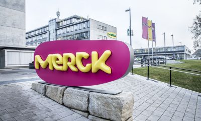 Das Merck-Logo vor dem Firmengelände in Darmstadt (Foto: Merck KGaA, www.maks-richter.com)
