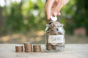 Münzen und Glas zum Sparen - Wie viel Geld sollte ich sparen? Die 50-30-20-Regel (Quelle: freepik, jcomp)