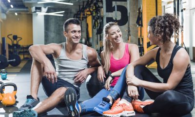 Drei junge Sportler sitzen in einer Trainingspause in einem Gym - FIBO 2024 Köln Messe Fitness Wellness Gesundheit (Foto: Freepik)