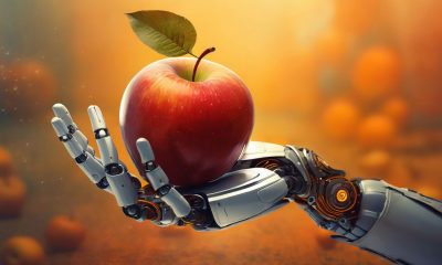 Eine Roboterhand hält einen Apfel - Apple Hauptversammlung 2024 (Foto: Freepik, user10945107)