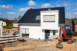 Einfamilienhaus im Bau (Foto: Freepik, irinafischer) - Baukrise 2024: nochmals weniger Genehmigungen – aber mehr Kreditzusagen
