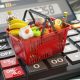 Einkaufkorb mit Lebensmitteln auf Taschenrechner - Symbol Inflation Eurozone (Foto: Freepik, maxx-studio)