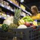Einkaufswagen im Supermarkt mit Obst und Gemüse - Preise Inflation Deutschland (Foto: Freepik, aleksandarlittlewolf)