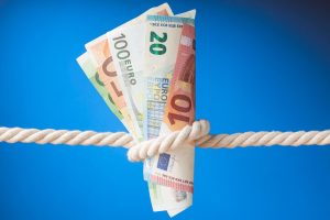 Euro-Geldscheine, die von einem Seil eingeschnürt werden (Foto: freepik, freepik) - Inflation Euro aktuell: Rückgang der Jahresrate übertrifft Prognosen