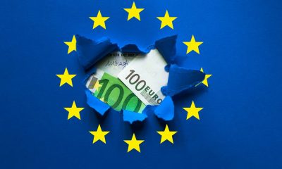 Europa-Flagge mit Loch, darin Euro-Scheine - Eurozone Inflation Teuerung im März 2024 EZB-Zins-Prognose (Foto: Freepik, mikeygl)