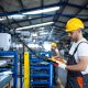 Fabrikarbeiter bedient Industriemaschine in Produktionshalle (Foto: freepik, aleksandarlittlewolf)