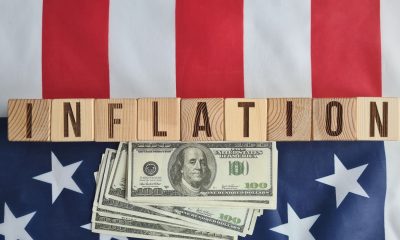 Flagge der USA mit Dollarscheinen und dem Wort Inflation (Foto: Freepik, nadezdagorosko)