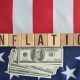 Flagge der USA mit Dollarscheinen und dem Wort Inflation (Foto: Freepik, nadezdagorosko)
