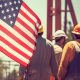 Flagge der USA und Arbeiter mit Helmen von hinten - Arbeitsmarkt USA Februar-Statistik Zins-Prognose (Foto: Freepik, TejasPawar)