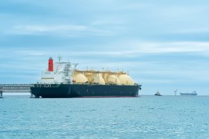 Flüssiggas-Transportschiff an einem LNG-Offshore-Terminal - Energiekrise: Gas- und Ölpreise saugen Milliarden ab