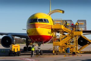 Fracht-Flugzeug von DHL (Foto: Jay Brittain/DHL Group) - DHL Group Quartalszahlen: Aktienflaute Krisen Postgesetz – Übersicht und Prognose
