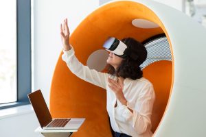 Frau mit VR-Brille vor Laptop - Augmented Reality (Foto: Freepik, pch.vector) - Digitalisierung: Jeder fünfte Deutsche nutzt Augmented Reality