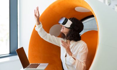 Frau mit VR-Brille vor Laptop - Augmented Reality (Foto: Freepik, pch.vector)
