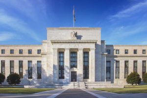 Gebaeude der US-Notenbank Fed in Washington - Leitzins Entscheid Prognose 2024 (Foto: Freepik, mrchungg)