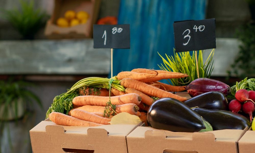 Gemüse im Supermarkt mit Preisschildern - Inflation Deutschland aktuell Februar 2024 (Foto: Freepik, DC Studio)