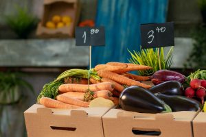 Gemüse im Supermarkt mit Preisschildern (Foto: Freepik, DC Studio) - Inflation Deutschland aktuell: Verbraucher-Preise im Februar 2024 vor Zins-Entscheid