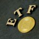 Goldene Bitcoin-Münze mit Schriftzug ETF (Foto: Freepik, plysuikvv)