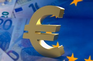 Goldenes Euro-Zeichen vor Europa-Flagge und Euro-Geldscheinen (Foto: Freepik, subsri13) - EZB Leitzins heute: erster Zins-Entscheid 2024 – am Rande der Rezession