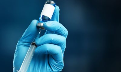 Hand füllt Spritze aus Ampulle - Biontech Quartalszahlen Prognose Impfung Krebs (Foto: Freepik, BillionPhotos)