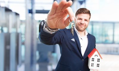 Immobilienmakler mit Haus-Modell und Schlüssel (Foto: Freepik, kues1)