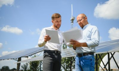 Ingenieure mit Dokumenten vor Solarmodulen - Energiesparen und CO2-Reduktion Deutsche Firmen (Foto: Freepik, hryshchyshen)
