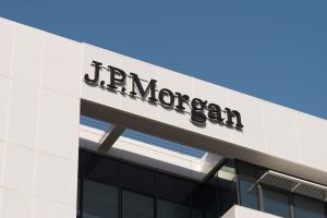JPMorgan-Dependance mit Logo (Foto: JP Morgan) - JP Morgan Quartalszahlen: Aktienlauf 2024 – höhere Zinserträge? Übersicht und Prognose