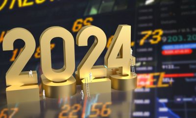 Jahreszahl 2024 in gold vor einem Bildschirm mit Börsenzahlen (Foto: Freepik, subsri13)